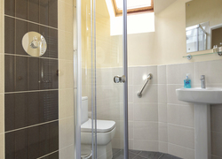 Long barn en-suite shower room (super king size bedroom)